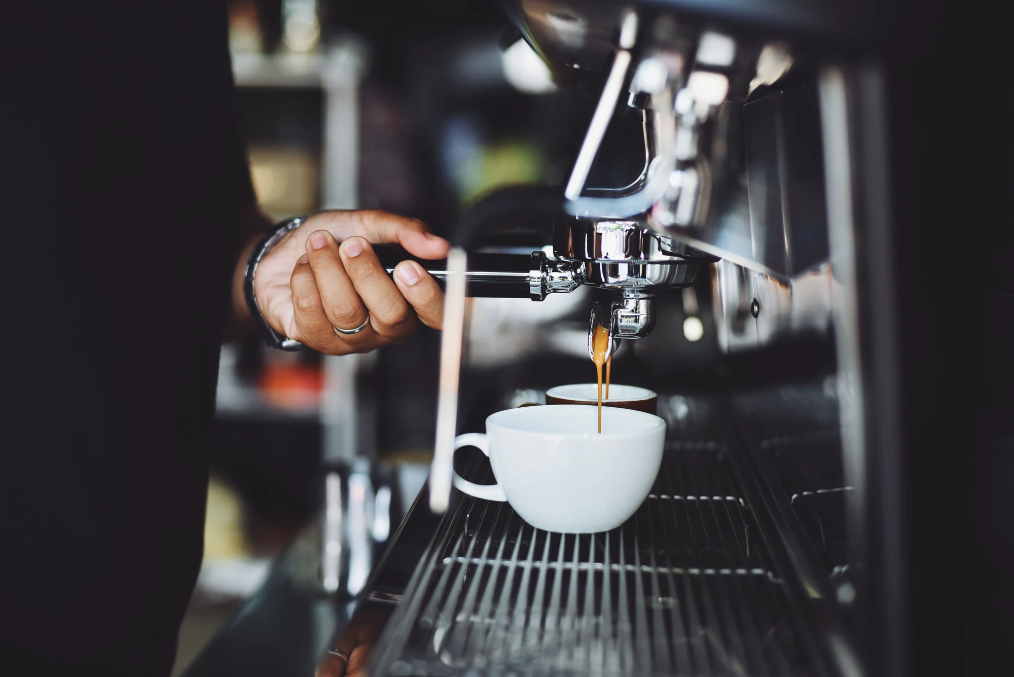 Pha espresso tại quầy cà phê — ảnh tham khảo, không phải thiết bị MeDili