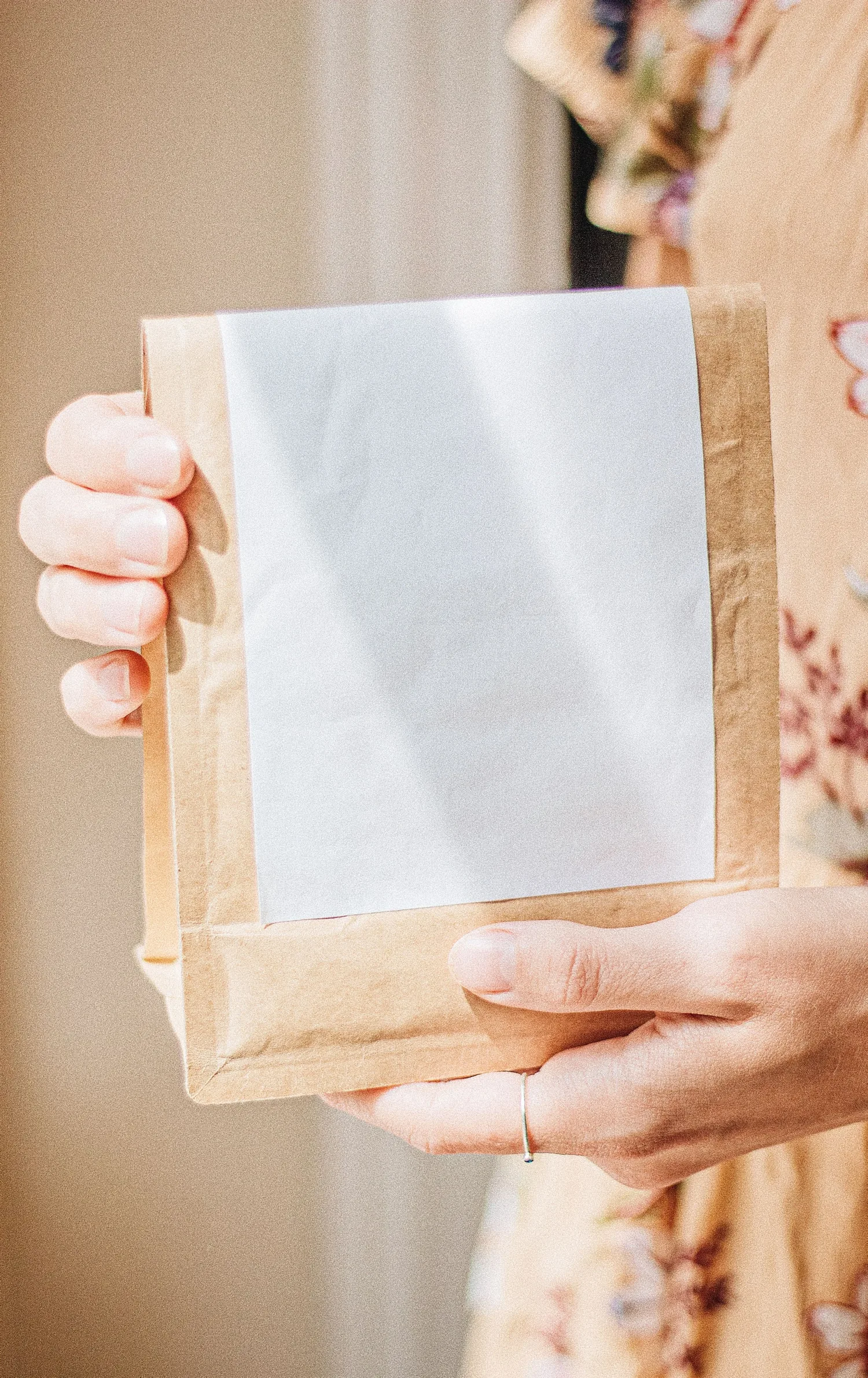 Túi cà phê kraft với nhãn trắng trống — ảnh tham khảo bao bì, không phải sản phẩm MeDili